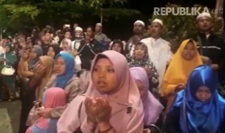 Suasana warga Solo saat melakukan Dzikir dan Sholawat Akbar, Sabtu (14/10).  