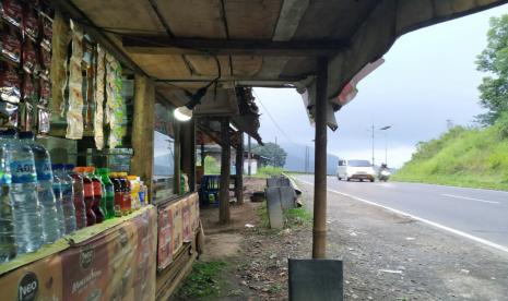 Suasana warung-warung di Jalur Gentong, Kecamatan Kadipaten, Kabupaten Tasikmalaya, Selasa (26/5). Sepinya arus lalu lintas saat momen Lebaran berimbas kepada usaha warung makan di pinggir Jalan Raya Gentong yang sepi pelanggan. 