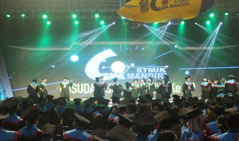 Suasana wisuda akbar ke-29  STMIK Nusa Mandiri.