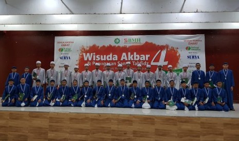 Suasana wisuda akbar penghafal Alquran yang diselenggarakan oleh Laznas BMH di Surabaya, Ahad (3/6).