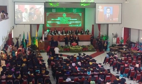 Suasana wisuda ke-10 Universitas Sangga Buana Yayasan Pendidikan Keuangan dan Perbankan (USB YPKP) di Gedung Serbaguna USB Bandung, Sabtu (15/10).