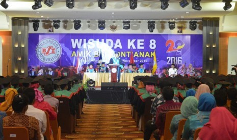 Suasana wisuda ke-8 yang digelar AMIK BSI Pontianak, Ahad (27/11/2016).