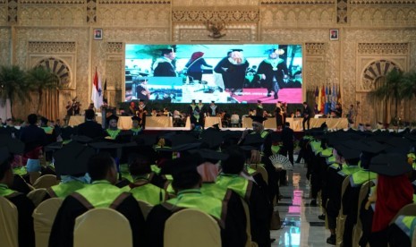 Suasana wisuda ke-95 yang diadakan oleh Unesa di Surabaya, Ahad (18/8).