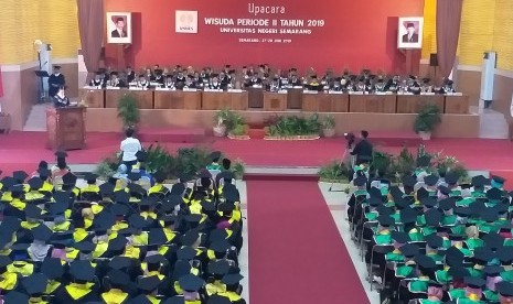 Suasana wisuda priode II tahun 2019 Universitas Negeri Semarang (Unnes), Kamis (27/6).