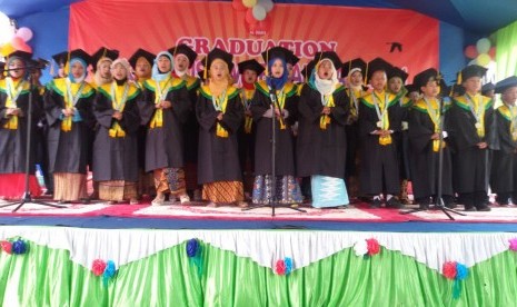 Suasana wisuda Sekolah Al-Iman tahun 2015