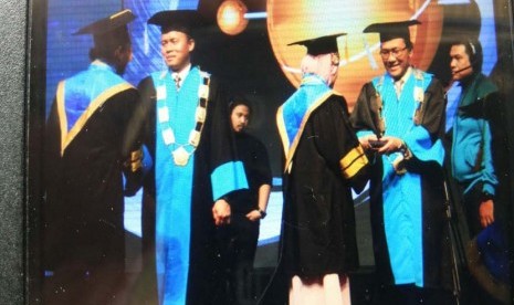 Suasana wisuda STMIK dan STBA Nusa Mandiri, Senin (10/8).