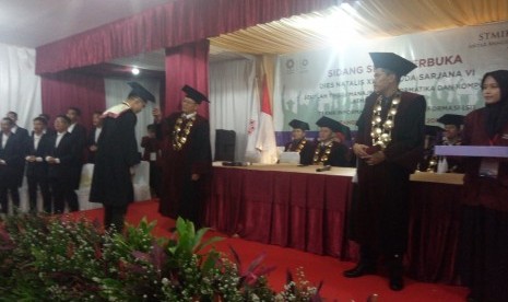 Suasana wisuda VI STMIK Antar Bangsa.