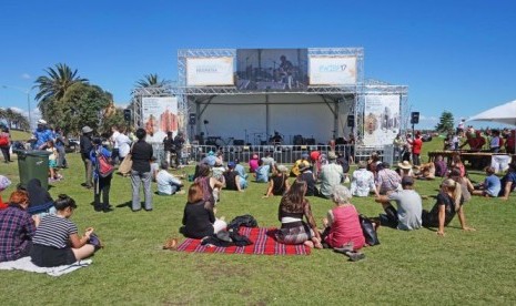 Suasana Wonderful Indonesia Beach Fest di Sabtu siang (23/01/2017). Menurut panita, jumlah pengunjung di hari Sabtu mencapai 12 ribu orang.