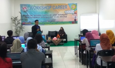 Suasana workshop karir AMIK BSI Karawang.