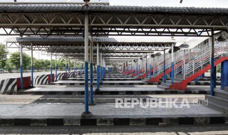 Suasana sepi di jalur keberangkatan bus Terminal Purabaya, Bungurasih, Kabupaten Sidoarjo, Jawa Timur, Kamis (6/5/2021). 