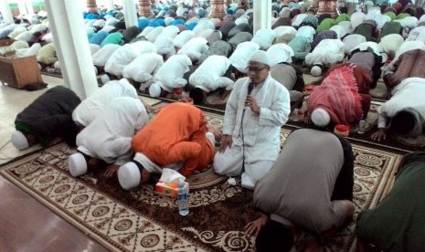 Suasana zikir dan doa bersama untuk masyarakat Rohingya yang digelar Pemda Jambi di Masjid Agung Al Falah Kota Jambi, Jumat (8/9).