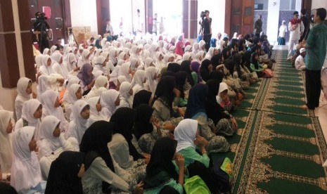 Suasana zikir dan santunan yang diadakan FMMB dan BSI