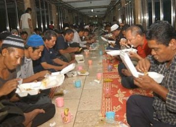 Suasana buka puasa di Masjid Istiqlal pada 2007