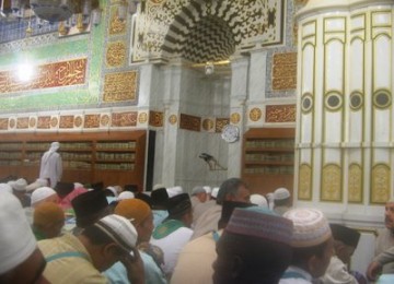 Suasana di dalam Masjid Nabawi