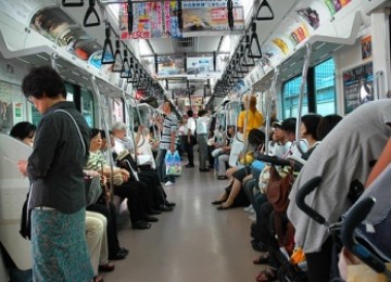 Suasana di dalam Metropolitan Subway di Tokyo