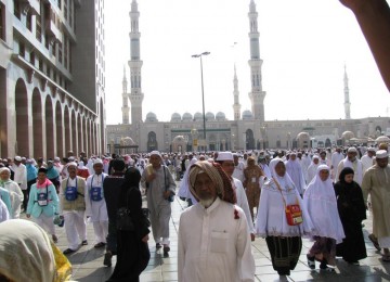 Suasana di depan masjid Nabawi Madinah