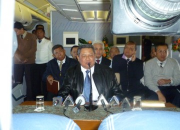 Suasana saat SBY jumpa pers di pesawat kepresidenan