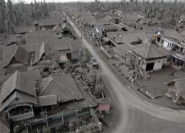 Suasana sepi mencekam di sebuah desa di Kawasan RawanBencana (KRB) III Desa Ngepos, Srumbung, Magelang, Jateng, Senin (8/11)