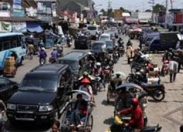 Suasanan kemacetan di depan pasar tumpah Babat, Lamongan, Jawa Timur. 