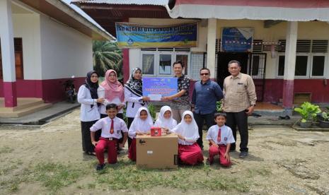 Sub Holding Perkebunan Nusantara PTPN III (Persero), PT Perkebunan Nusantara IV PalmCo, mendistribusikan 28 unit komputer kepada 28 sekolah yang berlokasi di wilayah remote di sekitar Perkebunannya di Riau. 