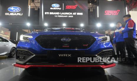 Subaru WRX ditampilkan di sela-sela peluncuran Subaru Tecnica International di Indonesia pada ajang Indonesia International Motor Show (IIMS) 2025 di JIExpo Kemayoran, Jakarta, Kamis (13/2/2025). Subaru Corporation Japan dan Subaru Tecnica International (STI) bersama Subaru Indonesia resmi memperkenalkan Subaru Tecnica International di Indonesia pada ajang Indonesia International Motor Show (IIMS) 2025. Divisi motorsport Subaru ini hadir dalam bentuk produk dan layanan berperforma tinggi yang terintegrasi dengan dealer resmi Plaza Subaru di seluruh Indonesia. 