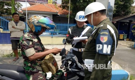 Subdenpom V/3-4 Pasuruan bersama Provost Kodim 0819/Pasuruan menggelar Operasi Gaktib Polisi Militer 'Waspada Wira Clurit Tahun 2017'  di Jalan Panglima Sudirman, Kec. Purworejo Kota Pasuruan.