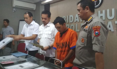 Subdit IV Tipid Renakta Ditreskrimum Polda Jatim menangkap pembina ekstra kurikuler pramuka berinisial RSS (30) atas dugaan pencabulan terhadap anak di bawah umur.