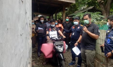 Subdit Resmob Ditreskrimum Polda Metro Jaya menggelar rekonstruksi kasus pembunuhan yang disertai dengan aksi mutilasi manusia silver berinsial A (17) terhadap Dony Saputra (24) dengan pemeran pengganti di kawasan Jakasampurna, Kota Bekasi, Jawa Barat, Rabu (16/12). 