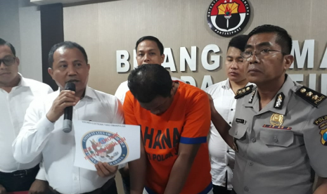 Subdit Siber Ditreskrimsus Polda Jatim melakukan prnangkapan terhadap seorang pria bernama Joko S (27) yang melakukan penipuan dengan menggunakan lambang Konsulat Jenderal (Konjen) Amerika Serikat di Surabaya