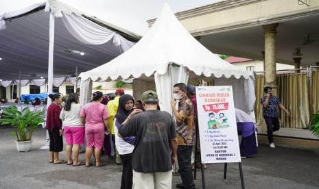 Subholding Perkebunan Nusantara PTPN III (Persero), yakni PTPN IV PalmCo, menyediakan sebanyak 35 ton sembako yang dibagi menjadi 5.000 paket dalam rangka penyelenggaraan pasar murah.