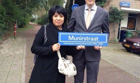 Suciwati dan plang Munirstraat