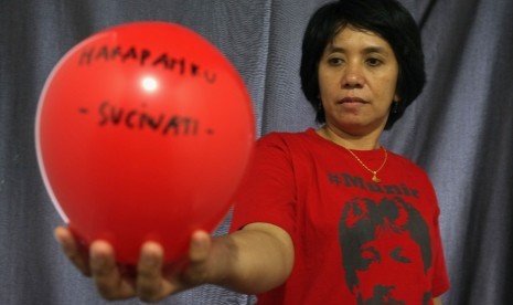 Suciwati, istri mendiang pejuang HAM Munir, menunjukan balon yang ditiupkan harapannya saat berpartisipasi dalam karya seniman Yaya Sung saat pameran instalasi dan fotografi 