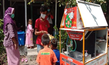 Sudah menjadi agenda rutin setiap adanya kegiatan posyandu di Desa Berdaya, Gerobak Tangguh milik Perpusdes Sang Juara binaan Rumah Zakat di Desa Berdaya Kedungrejoso selalu hadir menjadi bagian dalam Kampanye Gerakan Cuci Tangan dengan Sabun ( CTPS ) dan Gerakan Gemar Membaca ( GGM ) kepada warga desa khususnya Ibu-ibu dan balita.