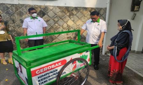 Sudarsih mendapatkan gerobak sayur dari Ketua HKTI yang juga Kepala KSP Moeldoko 