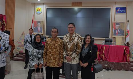 Sudaryono bersama gurunya di SMPN 2 Taroh, Kabupaten Grobogan, Jateng.