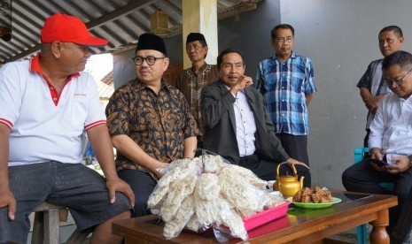 Sudirman Said dan Sastoro (berjaket) bersama warga kampung warteg, Cabawan, Tegal.