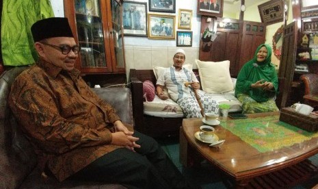 Sudirman Said melakukan safari silaturahim dengan mengunjungi Ponpes Al Anwar yang dipimpin KH Maimun Zubair di Rembang, Jawa Tengah, Jumat (21/7) malam. Mantan Menteri ESDM ini berniat maju dalam Pemilihan Kepala Daerah (Pilkada) Jawa Tengah. 