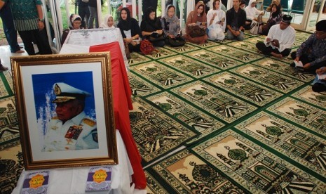 SUDOMO WAFAT.Sejumlah pelayat berdoa di depan jenazah almarhum Mantan Menkopolkam Laksamana Purnawirawan Sudomo di rumah duka jalan Sekolah Kencana IV,Pondok Indah,Jakarta,Rabu (18/4).Sudomo meninggal pada usia 86 tahun di Rs.Pondok Indah akibat menderita 