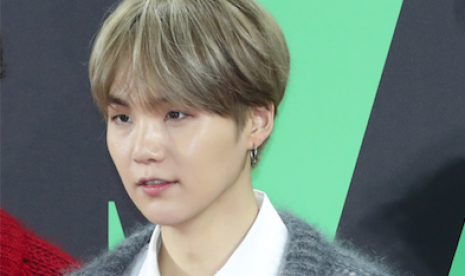 Suga BTS yang sedang dalam masa pemulihan pascaoperasi bahu pun tak mau ketinggalan untuk acara spesial perayaan rekor baru BTS di puncak Hot 100 Billboard.