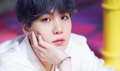 Studio Suga BTS kebanjiran saat dirinya tengah mengerjakan album BTS.