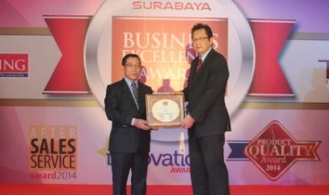 Suhartono Chandra – Managing Director Majalah Marketing bersama Budianto Iskandar – Direktur PT Primalayan Citra Mandiri saat menerima penghargaan Business Excellence Award 2014 di Surabaya