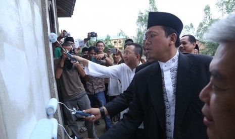 Suhendra Wiriadinata dan Nusron Wahid meresmikan renovasi masjid di Ponpes Hiyadhul Amien.