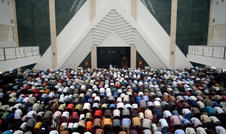 Sholat lima waktu adalah wajib bagi tiap individu saat masih hidup. Ilustrasi sholat