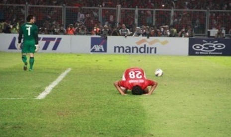 Sujud Syukur Abdul Rahman pemain belakang Indonesia usai melesakkan bola kegawang Malaysia dalam drama adu penalti final sepak bola SEA Games 2011, GBK Jakarta, Senin, (21/11). (Republika Online/Fafa) 