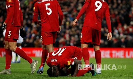 Sujud syukus Sadio Mane pada laga Liverpool melawaan West Ham United di Anfield, Selasa (25/2)(Phil Noble/Reuters)