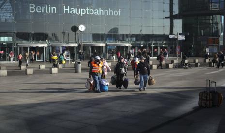 Sukarelawan membantu pengungsi Ukraina yang baru tiba di Stasiun Utama Berlin, Jerman, Rabu (16/3/2022). Bisnis Jerman anjlok pada Maret karena banyak perusahaan khawatir tentang kenaikan harga energi, kekurangan pelaku bisnis dan stabilitas rantai pasokan.