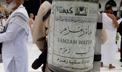 Sukarelawan pembagi air zamzam.