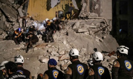 Sukarelawan White Helmets mencari korban setelah ledakan di Idlib, Suriah, April lalu.