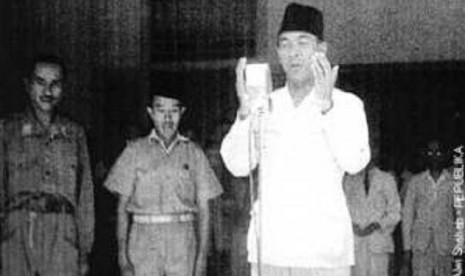 Sukarno berdoa setelah membacakan teks proklamasi sebagai tanda Indonesia sudah merdeka.