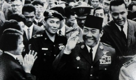 Sukarno dan Wakil Komandan Resimen Cakrabirawa, Kolonel Maulwi Saelan